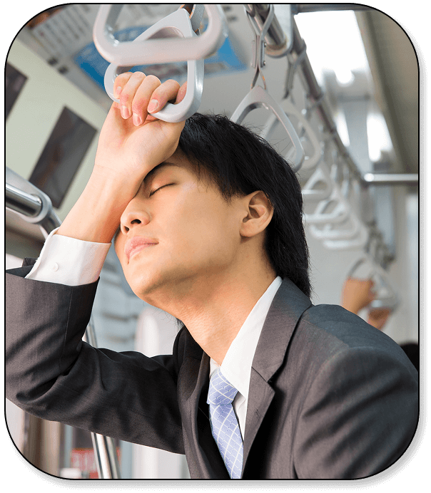 疲れて電車で寝ている男性