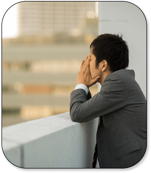 夕方、疲れて悩む男性