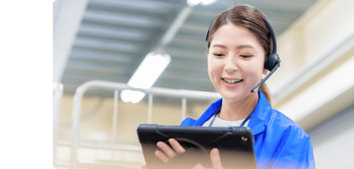 女性がタブレットを触っている画像