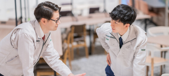 3年目：頼られる存在になる｜3年目になると複数の工程を経験し、仕事全体の流れが見えてきます。この頃には、日々の業務に加え、現場の改善や工夫にも関わるように。チームの一員として、周囲から頼られる存在へと成長していきます。