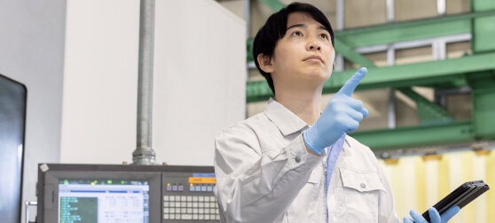 1年目：現場の基礎を身につける｜入社後は、モノづくりの現場で働くための基本を身に着けます。
先輩がしっかりサポートするので、完全未経験でも安心してください。機械の操作や作業の流れを覚えながら、無理のないペースで資格なども習得していきます。